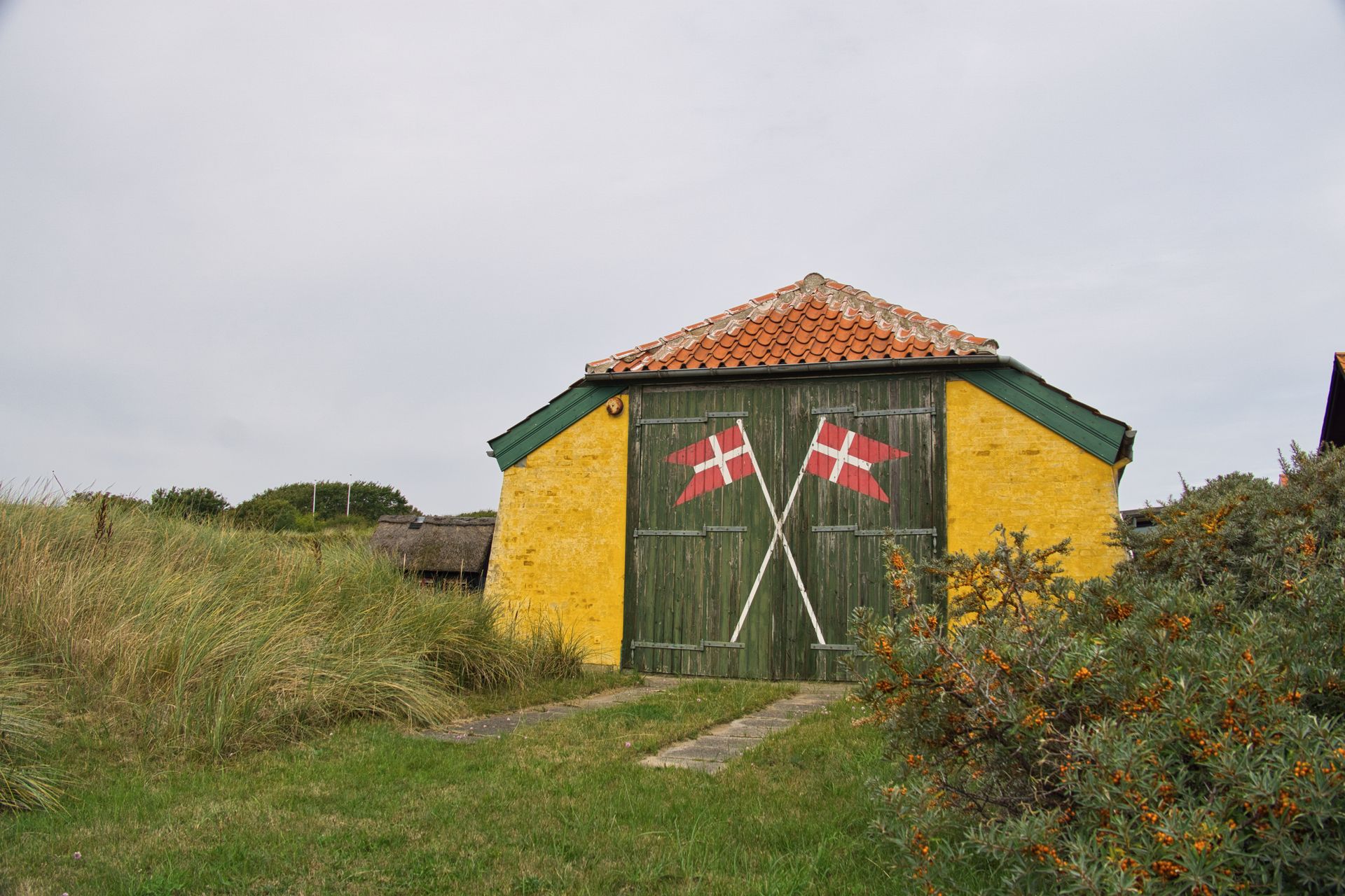 Ældre landejendom med rødt tag